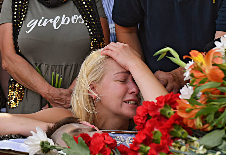Похороны 25-летнего Александра Вихора, который умер после задержания на акции протеста 