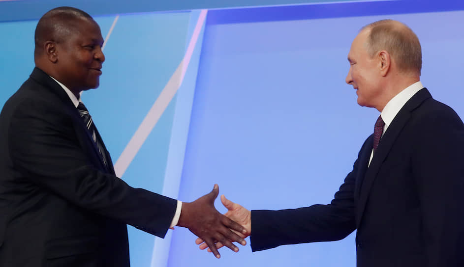 Президент ЦАР Фостен-Арканж Туадера с президентом РФ Владимиром Путиным во время саммита Россия-Африка в Сочи, 2019 год