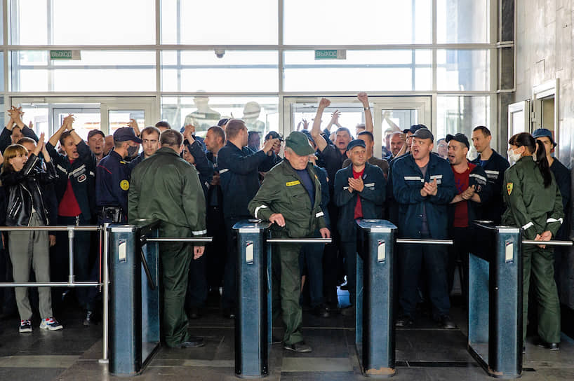 Бобруйск, Белоруссия. Работники завода «Белшина» на проходной предприятия во время акции солидарности с задержанными и пострадавшими во время акций протеста