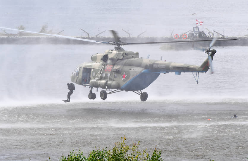 Показательное десантирование из вертолета Ми-8 в рамках Армейских международных игр-2020 на полигоне Алабино 