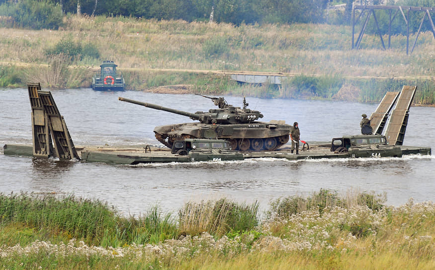 Переправа танка Т-72Б3 на паромно-мостовой машине ПММ-2М через водную преграду на полигоне Алабино