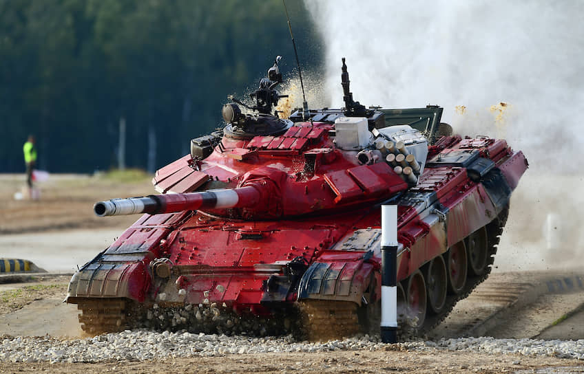 Танк Т-72Б3 экипажа из Азербайджана во время индивидуальной гонки конкурса «Танковый биатлон» на полигоне Алабино