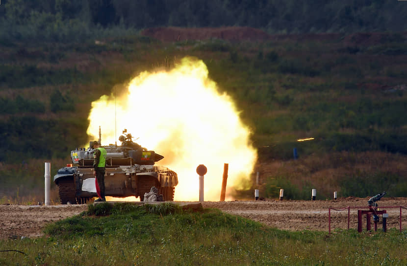 Экипаж из Мьянмы на танке Т-72 во время танкового биатлона на полигоне Алабино