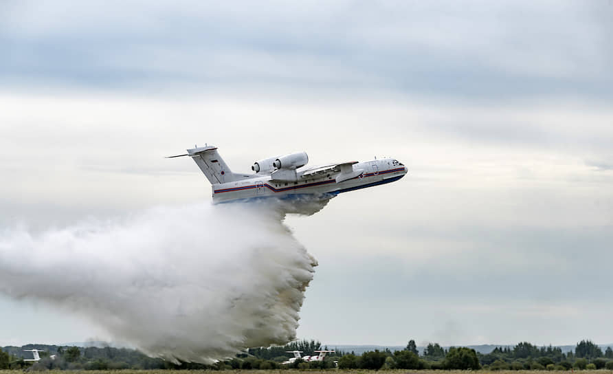 Самолет-амфибия БЕ-200ЧС на церемонии открытия главной площадки форума «Армия-2020» в Восточном военном округе 
