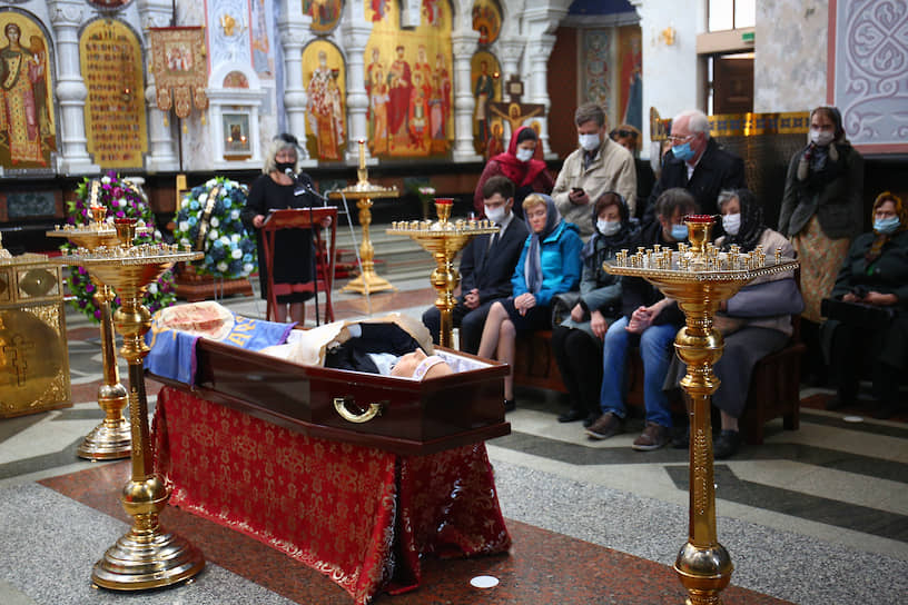 Церемония прощания с писателем Владиславом Крапивиным 