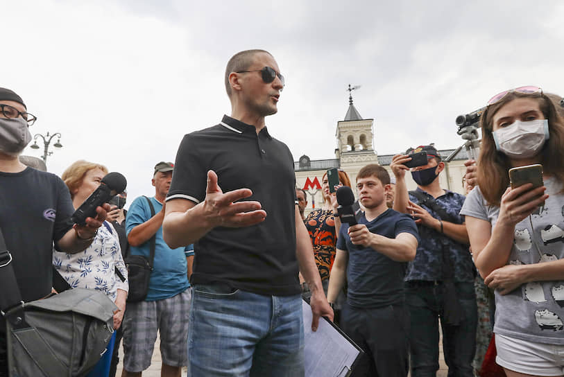 Лидер «Левого фронта» Сергей Удальцов (в центре)