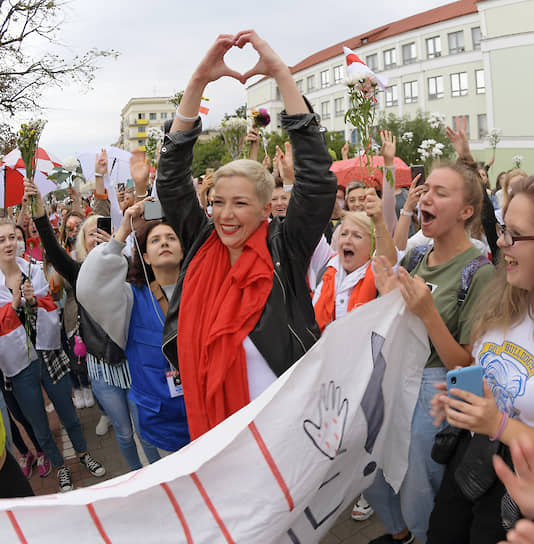 Минск, Белоруссия. Член координационного совета оппозиции Мария Колесникова (в центре) во время акции протеста