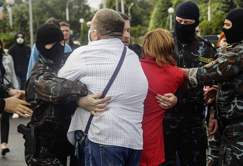 Минск. Участники акции протеста и сотрудники правоохранительных органов 