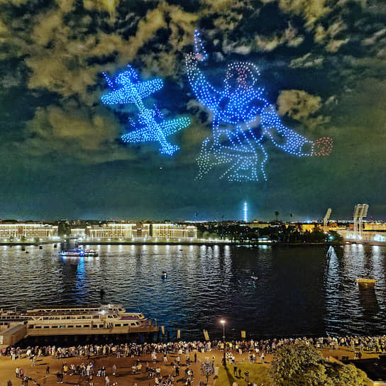 Санкт-Петербург. Шоу квадрокоптеров «Мирное небо: рекорд-шоу дронов», приуроченное к 75-летию окончания Второй мировой войны