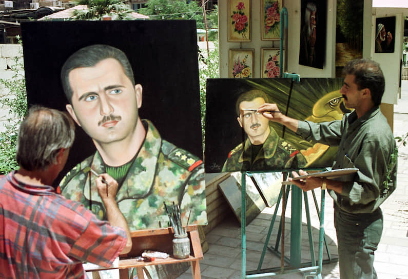 В 1994 году Башар Асад был зачислен в республиканскую гвардию в звании капитана, в экстренном порядке получил военное образование. В 1995 году ему присвоено звание майора, в 1997-м — подполковника, в 1999-м — полковника
