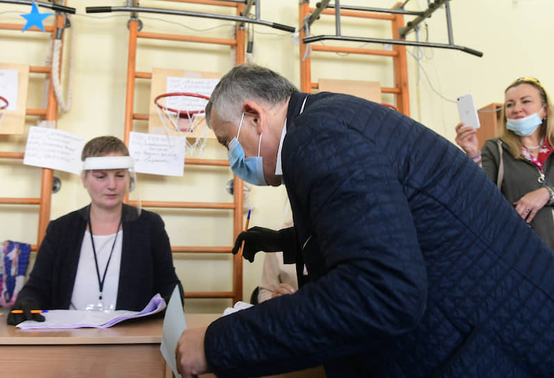 Губернатор Ленинградской области Александр Дрозденко во время голосования на избирательном участке в поселении Луполово
