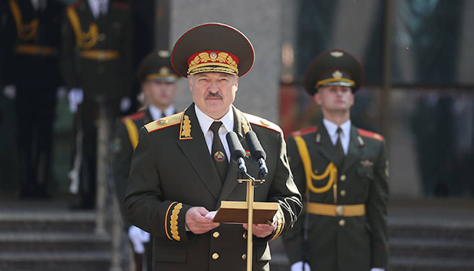 Президент Белоруссии Александр Лукашенко принимает присягу у военнослужащих после церемонии инаугурации