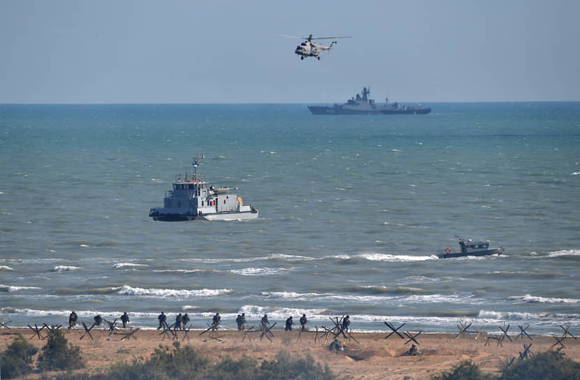 В акваториях Черного и Каспийского морей разыгрывались эпизоды действий группировок Черноморского флота и Каспийской флотилии, в том числе с участием кораблей ВМС Ирана 