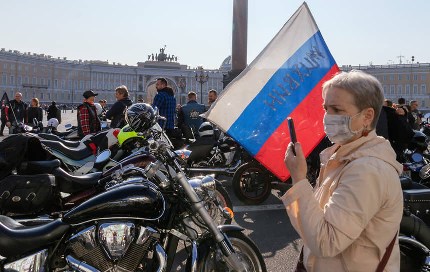 Церемония закрытия мотосезона на Дворцовой площади в Санкт-Петербурге