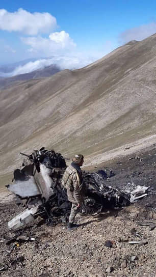 Единый информационный центр Армении опубликовал фотографии с места крушения штурмовика Су-25, сбитого, по заявлению Еревана, турецким истребителем F-16.
На снимках видны сгоревшие части самолета, разбросанные по склону горы. Турция отрицает, что ее самолет сбил армянский Су-25
