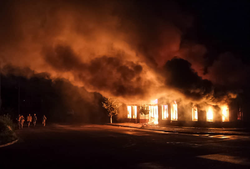 Пожарные борются с огнем на складе строительных материалов в Степанакерте, загоревшемся от артиллерийского удара
