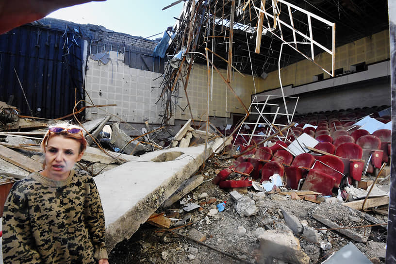 Разрушенный после обстрела зрительный зал в Нагорном Карабахе