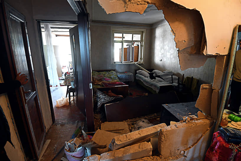 Последствия обстрела дома в азербайджанском городе Гянджа