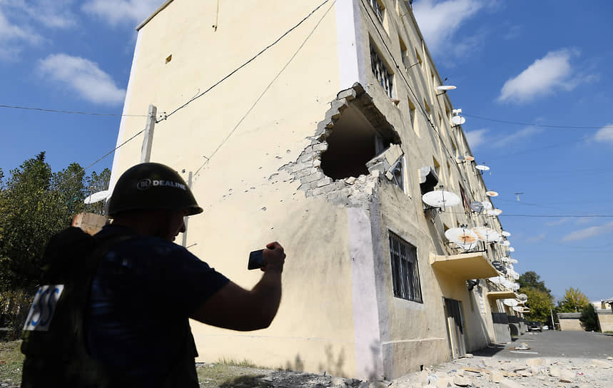 Последствия ракетного обстрела жилого дома в азербайджанском поселке Тертер