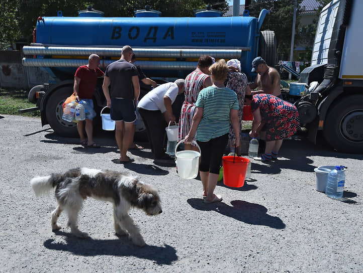 Жители Симферопольского района в очереди за водой