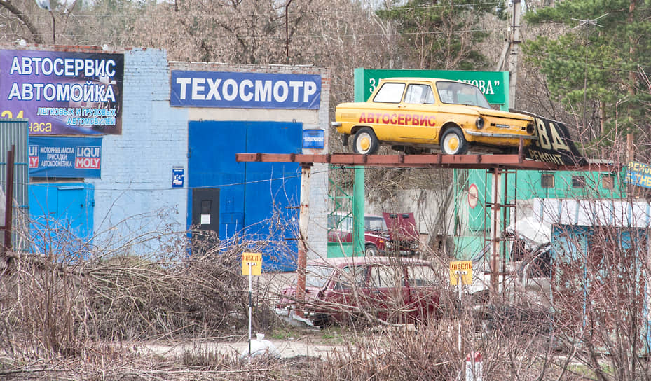 Вышедшие из строя «Запорожцы» используются для рекламы автосервисов и шиномонтажей