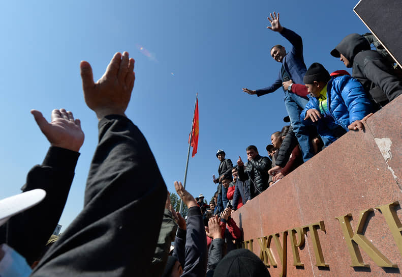 Акции протеста в Бишкеке продолжаются. Местонахождение президента Киргизии неизвестно, граница страны закрыта