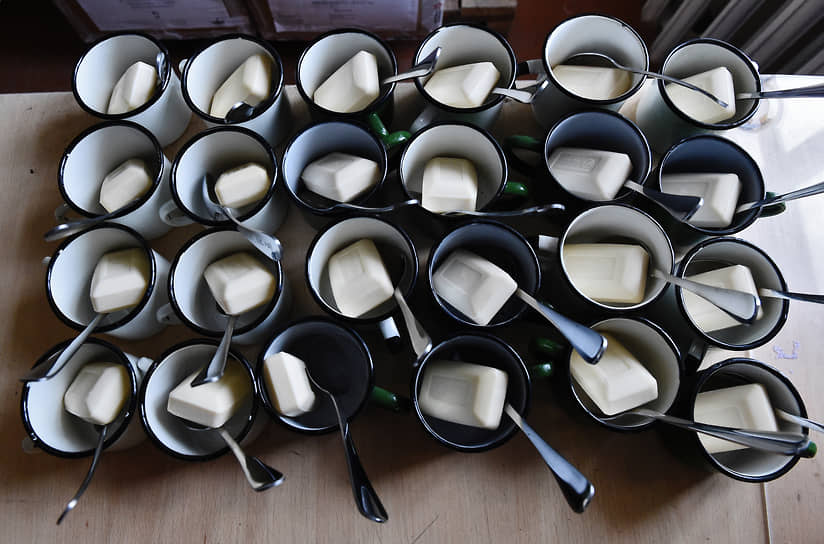 Чашки, ложки и мыло для призывников на сборном пункте в Севастополе