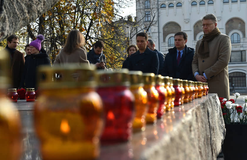 Москва. Председатель политической партии «Яблоко» Николай Рыбаков (справа) во время церемонии возложения цветов накануне Дня памяти жертв политических репрессий