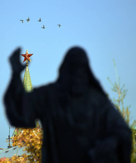 Москва. Памятник патриарху Московскому и всея Руси Гермогену у храма Христа Спасителя