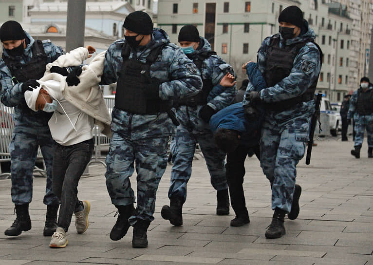 30 октября. Москва. Задержание участников акции протеста у посольства Франции против новых публикаций карикатур на пророка Мухаммеда сатирическим журналом Charlie Hebdo 