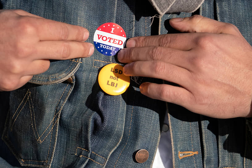 Марфа, Техас. Избиратель наклеивает на куртку стикер с надписью «Я проголосовал сегодня»