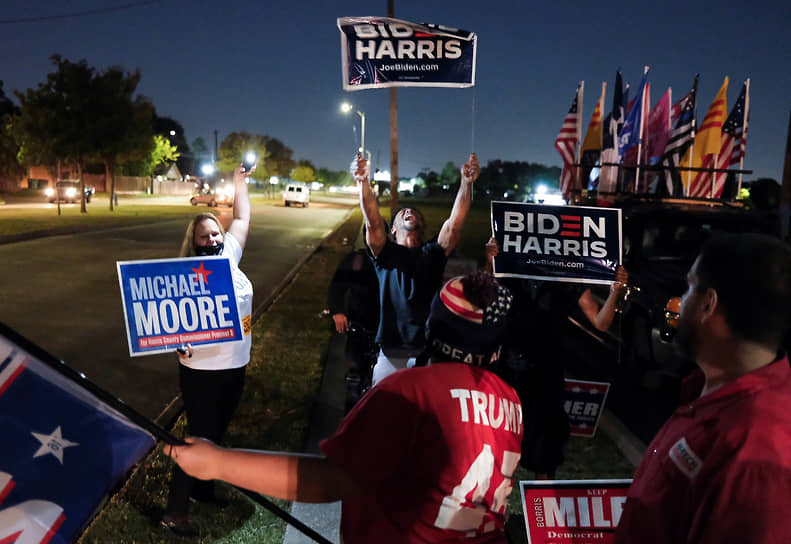Хьюстон, Техас. Сторонники Дональда Трампа и Джо Байдена рядом с избирательным участком