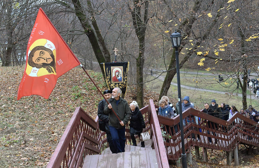 Несогласованное шествие, организованное представителями Народно-патриотического союза России (НПСР) в Коломенском парке