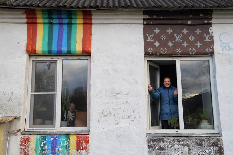 Подопечная Псковской региональной общественной благотворительной организации &quot;Росток&quot; в окне дома с сопровождаемым проживанием в окрестностях Порхова.