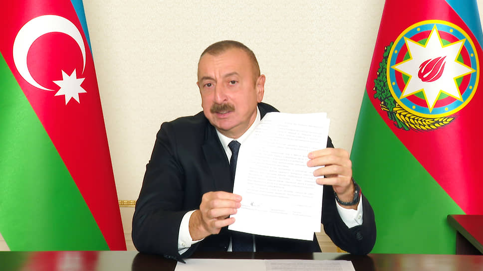 Президент Азербайджана Ильхам Алиев с текстом соглашения