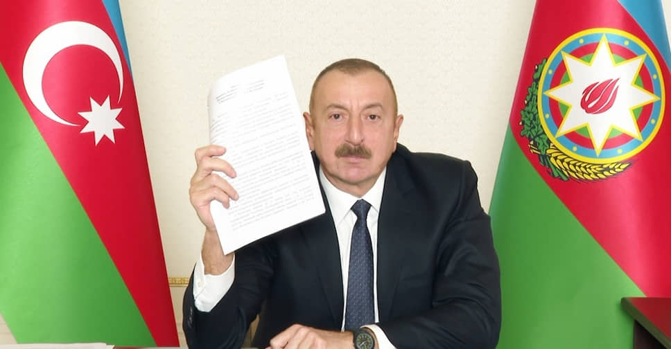 Президент Азербайджана Ильхам Алиев с текстом соглашения 