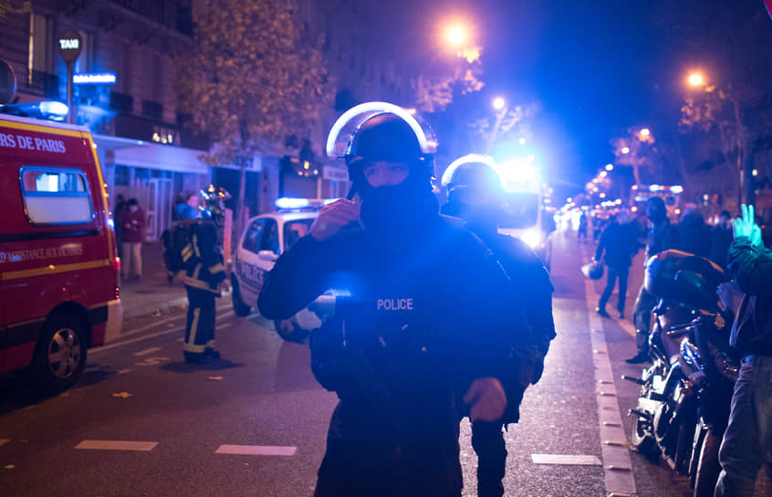 Президент Франции Франсуа Олланд в телеобращении к нации заявил, что теракты осуществили боевики «Исламского государства» (ИГ; террористическая организация, запрещена в РФ): «Это акт войны, и за этим нападением стоит террористическая армия, ИГ, джихадисты, которые выступили против Франции, против ценностей, которые мы защищаем по всему миру»