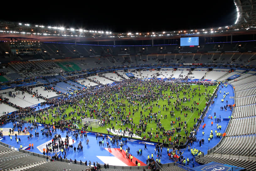 Атаки начались со взрыва у входа на стадион Stade de France в 21:20 во время товарищеского матча между Францией и Германией, зрителем которого в том числе был президент Франции Франсуа Олланд. Жертвой террориста-смертника стал один человек