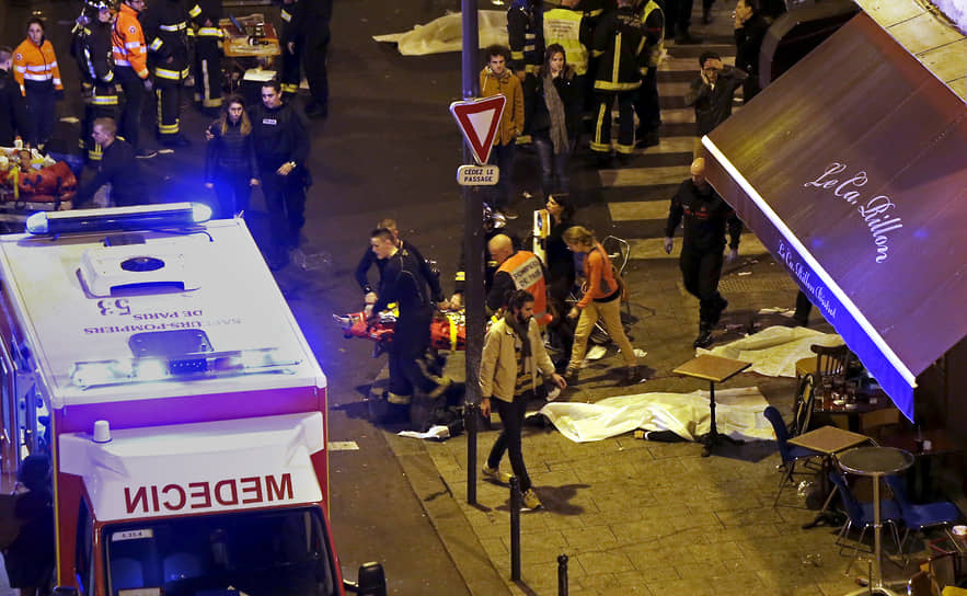 Атаку в центре Парижа террористы начали в 21:25, выпустив очереди из АК-47 по посетителям бара Carillon и азиатского ресторана Petit Cambodge на углу улицы Алибер. 15 человек погибли