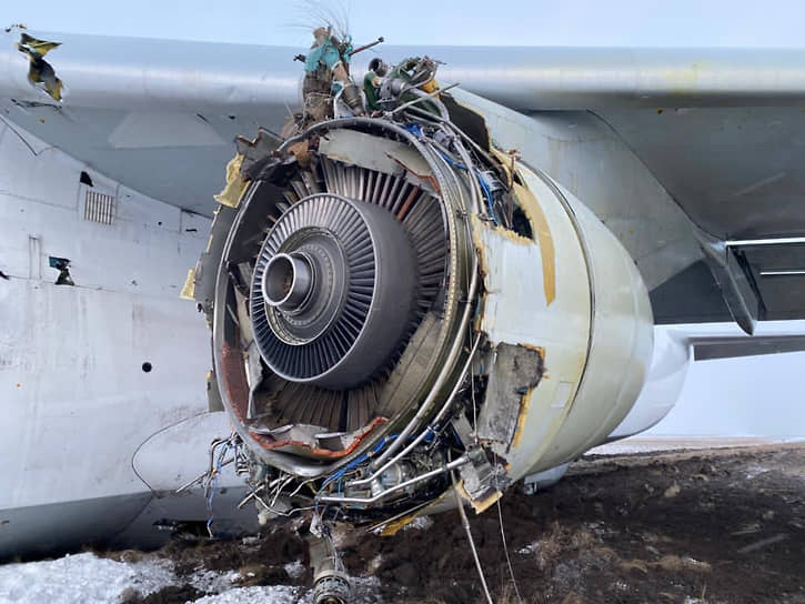 Разбитый двигатель самолета АН-124