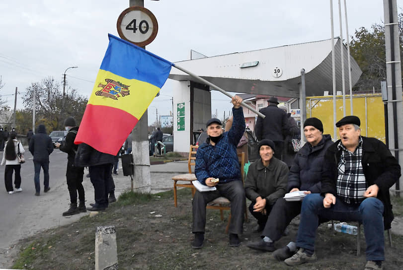 Жители с флагом страны на улице Кишинева