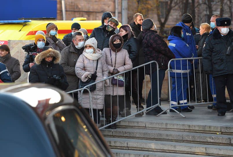 Перед входом в Московский драматический театр были выставлены металлические ограждения и пять рамок-металлоискателей, у каждой из них дежурили полицейские