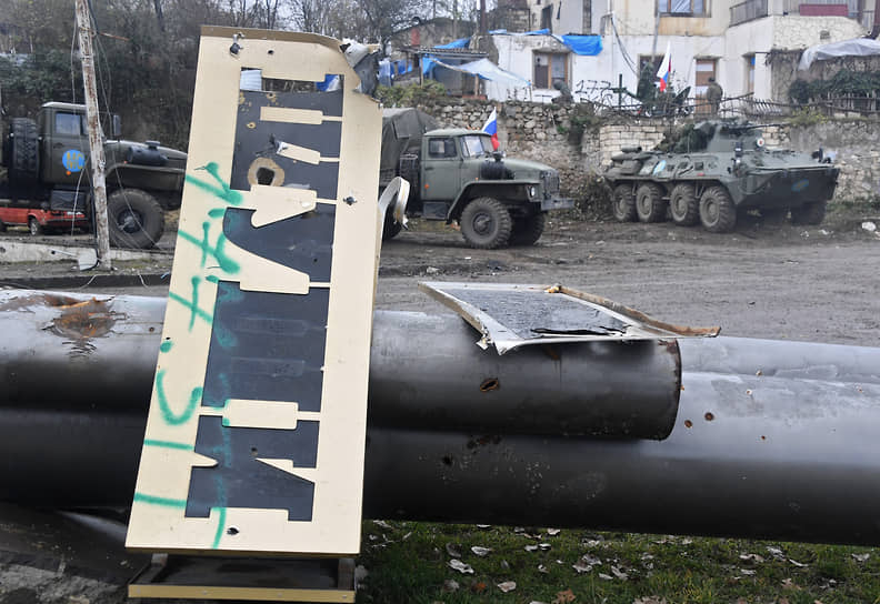 Поломанный указатель возле поста российских миротворцев около города Шуши
