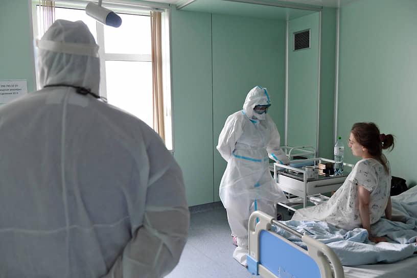 Инфекционная больница имени С.П.Боткина во время работы в эпидемию коронавируса. Работа медицинского персонала в красной зоне в отделении акушерства и гинекологии