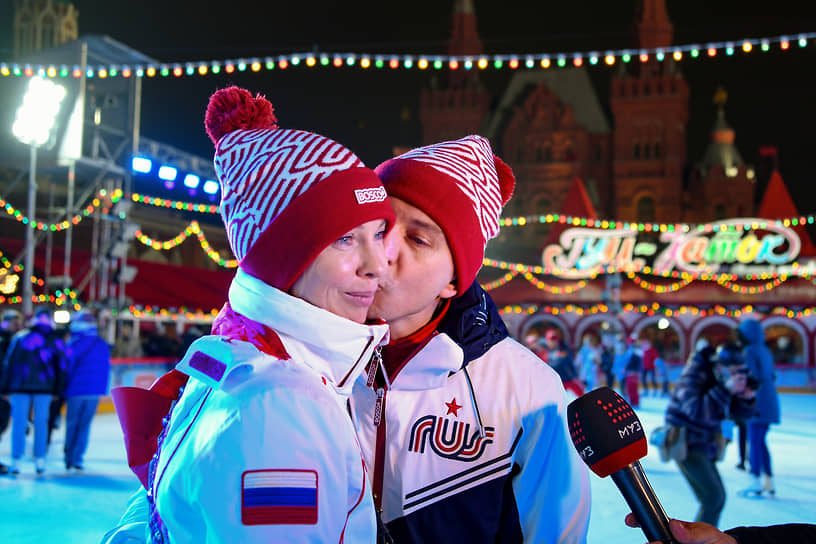 Продолжительность сеанса — один час. Каток работает с 10:00, последний сеанс начинается в 23:00&lt;br>На фото: фигурист Алексей Ягудин и его супруга, фигуристка Татьяна Тотьмянина во время церемонии