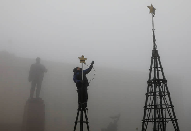 Ставрополь, Россия. Подготовка к новогодним праздникам в тумане на площади Ленина 