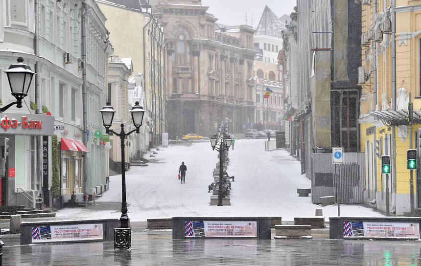 Опустевшая улица Кузнецкий мост в центре Москвы во время самоизоляции 