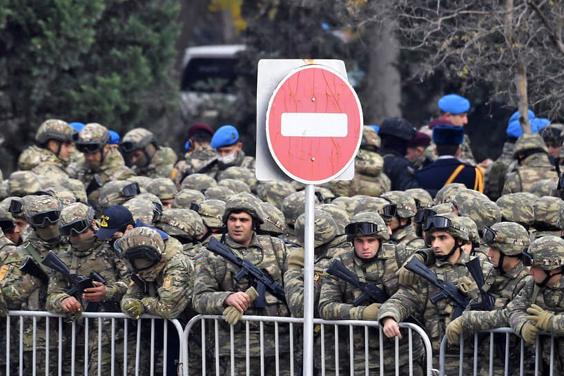 Военнослужащие перед началом парада