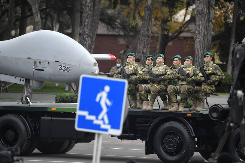 На параде были продемонстрированы беспилотники, произведенные в Азербайджане, Турции и Израиле