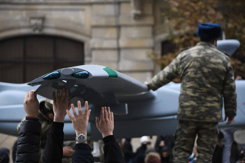 Баку, Азербайджан. Военный парад в честь окончания боевых действий в Нагорном Карабахе